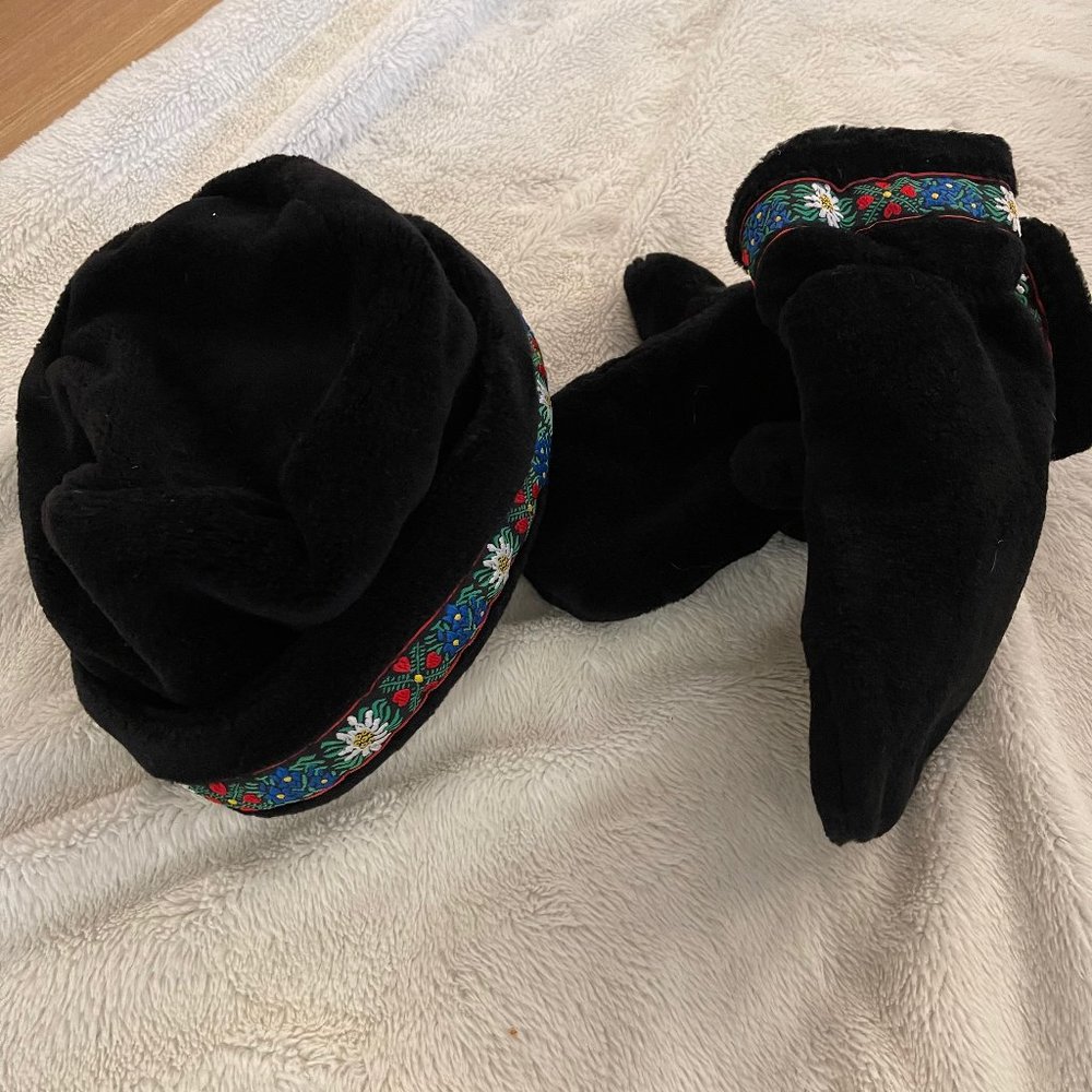 Felt Hat and Mitten Set